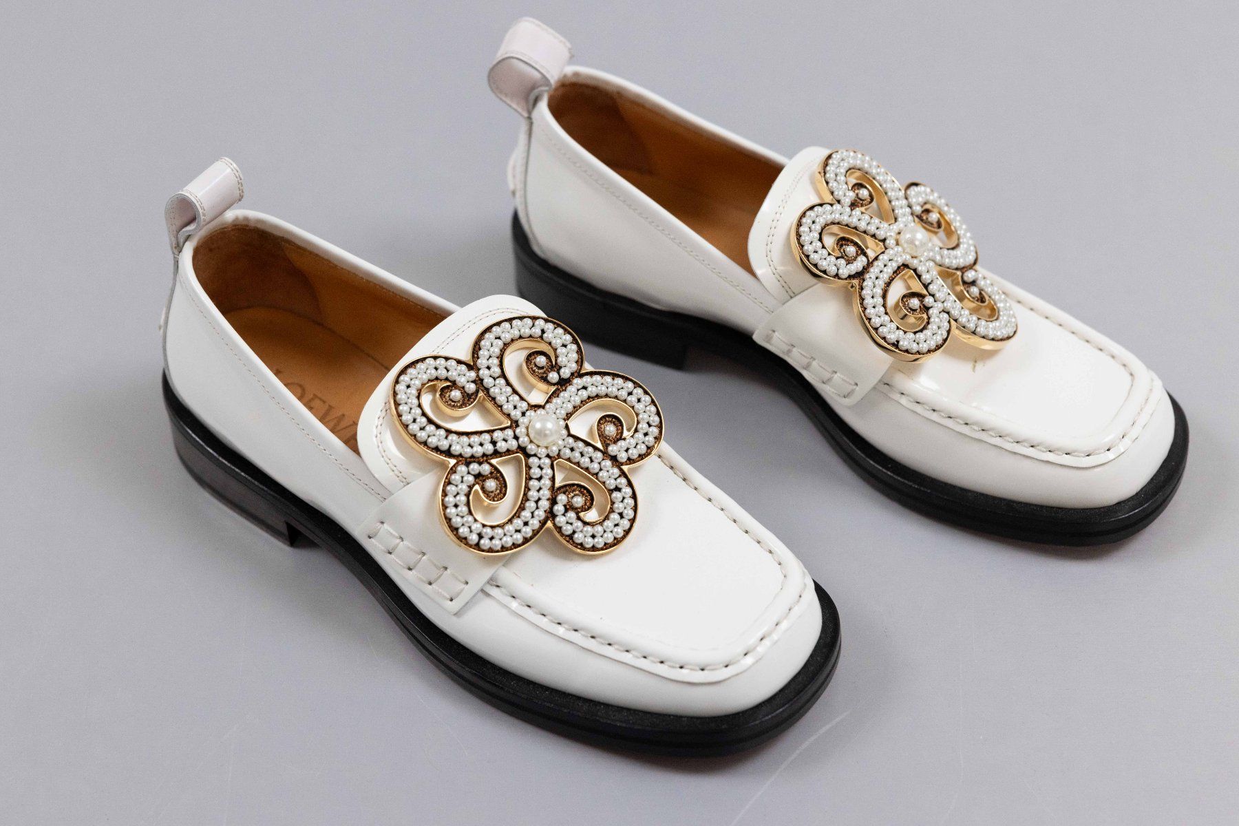 Loewe Scarpe da donna: LOEWE Embellished Leather Loafers – Usato da Zürich venduto da car_8ggm 1