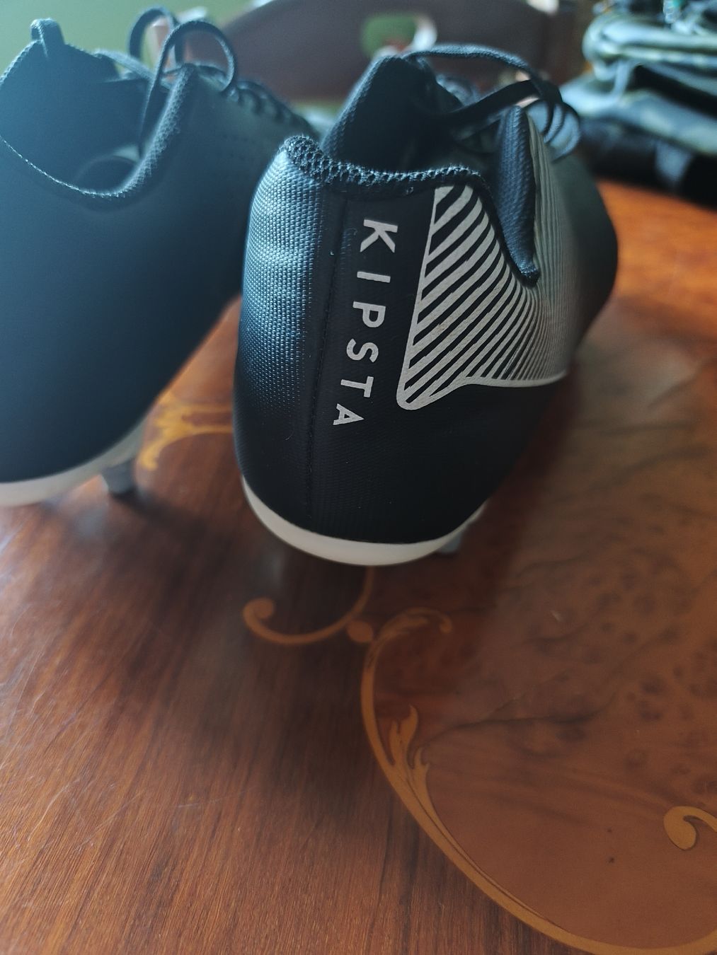 Scarpe da uomo: Due paia di scarpe uomo calcetto e/o rugby con caschetto – Usato da Grono venduto da sab_f6hs 1