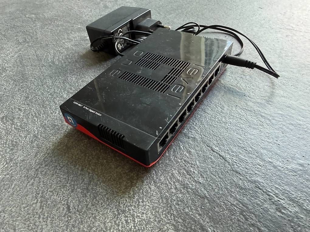 Hub & Switch: Level One 8-Port Gigabit Switch – Usato da Wald ZH venduto da Mdv4dvd