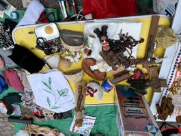 4 Schachteln Ware für Flohmarkt, Geschirr, kleider, allerlei