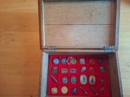 Schatulle aus holz von 1942 mit diverseren WHW medaillen