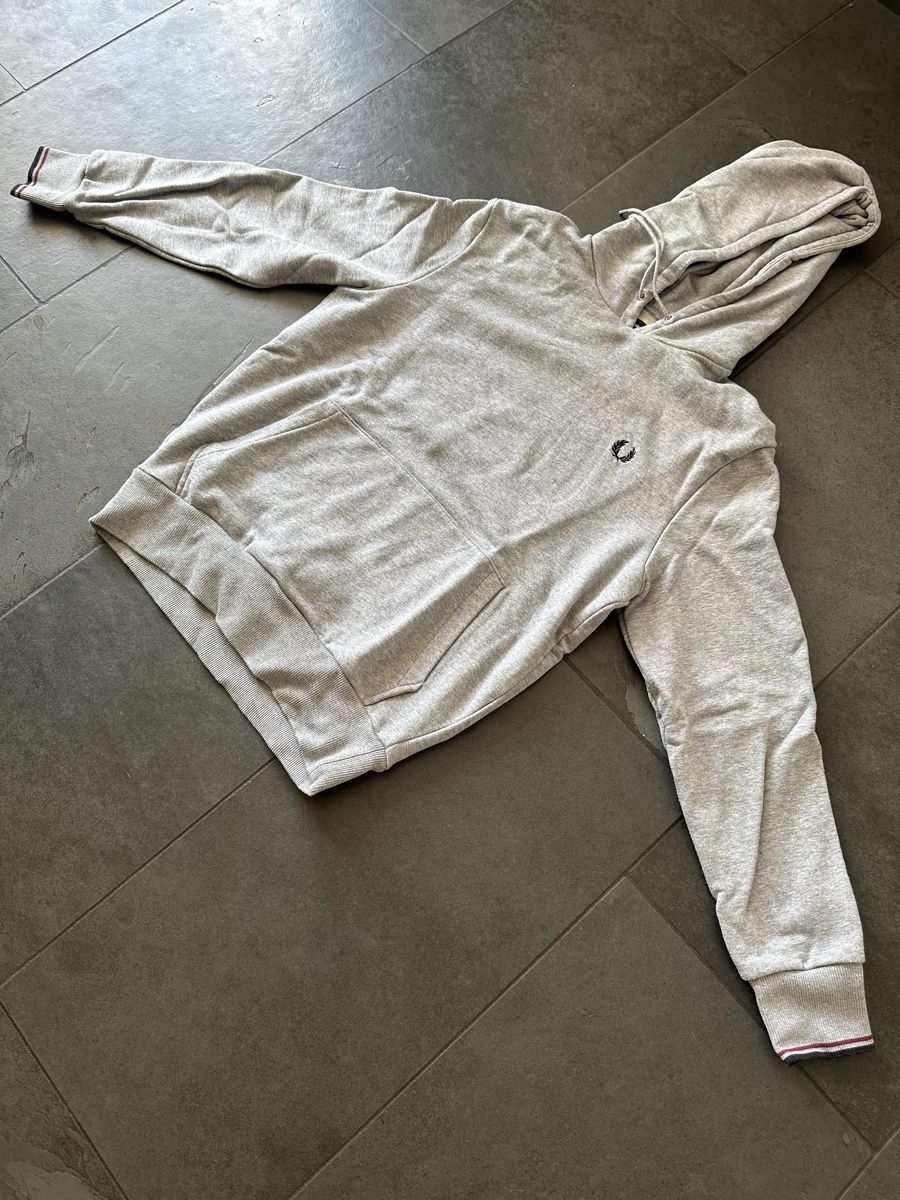 Fred Perry Pullover & Sweatshirts: Kapuzenpullover Fred Perry grau Grösse M guter Zustand – Gebraucht aus Illnau von han_6ymf
