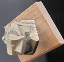 Mineral auf Holzsockel, Sammlerstueck