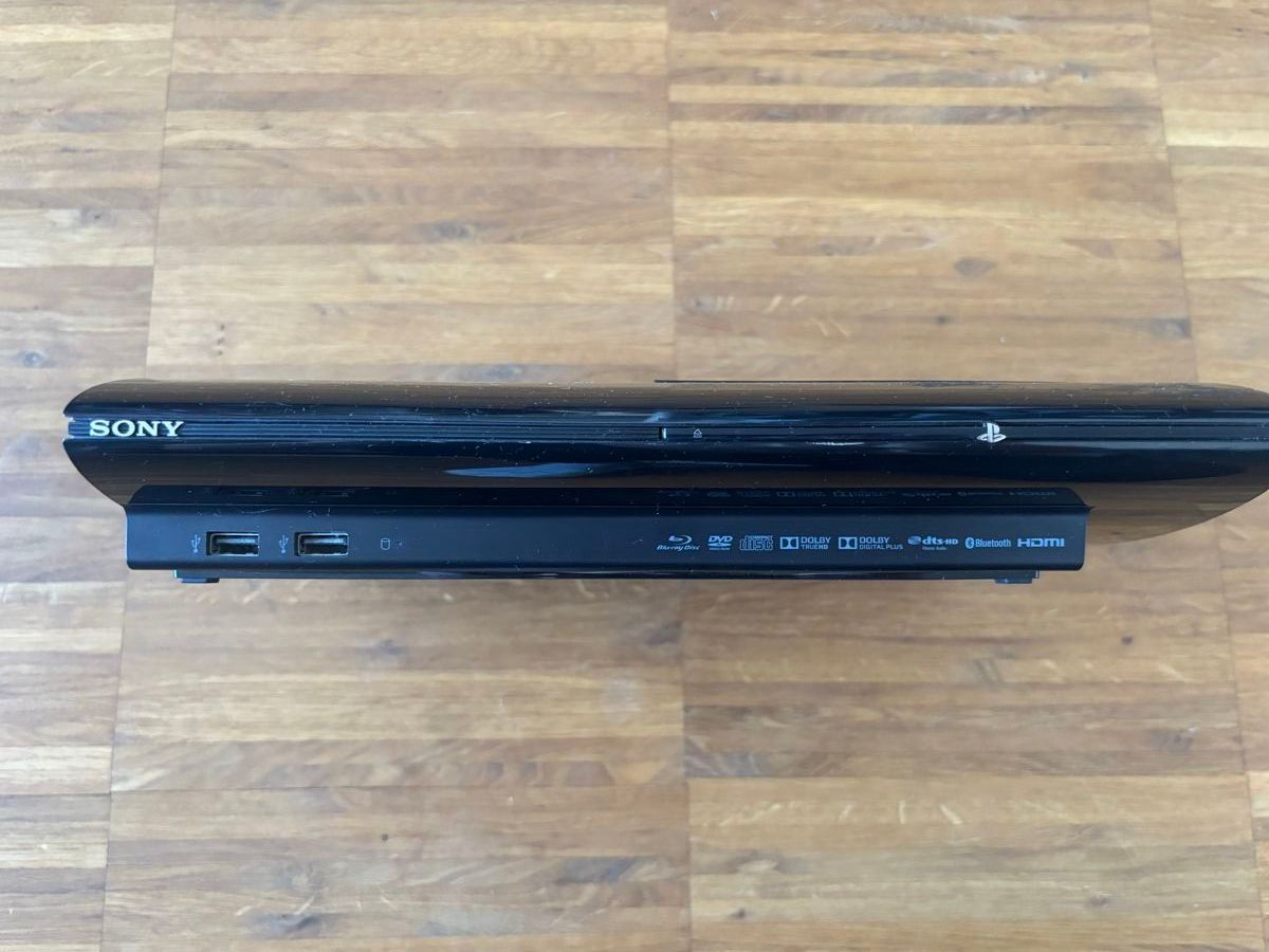 Sony Console: PS3 - 2 Controllers - 4 Games – Usato da Winterthur venduto da Lift 3