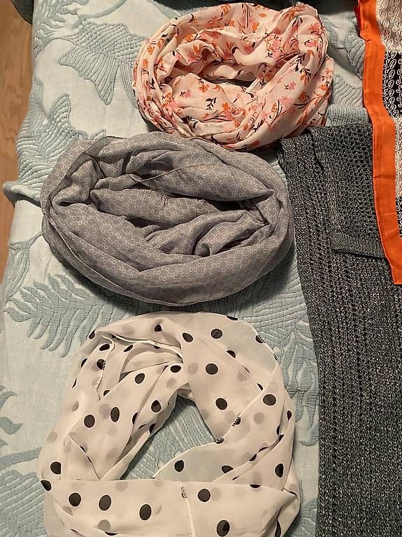 Foulards, Tücher & Schals: Verschiedene Schals Foulards – Gebraucht aus Oberrohrdorf von Desteny1 1
