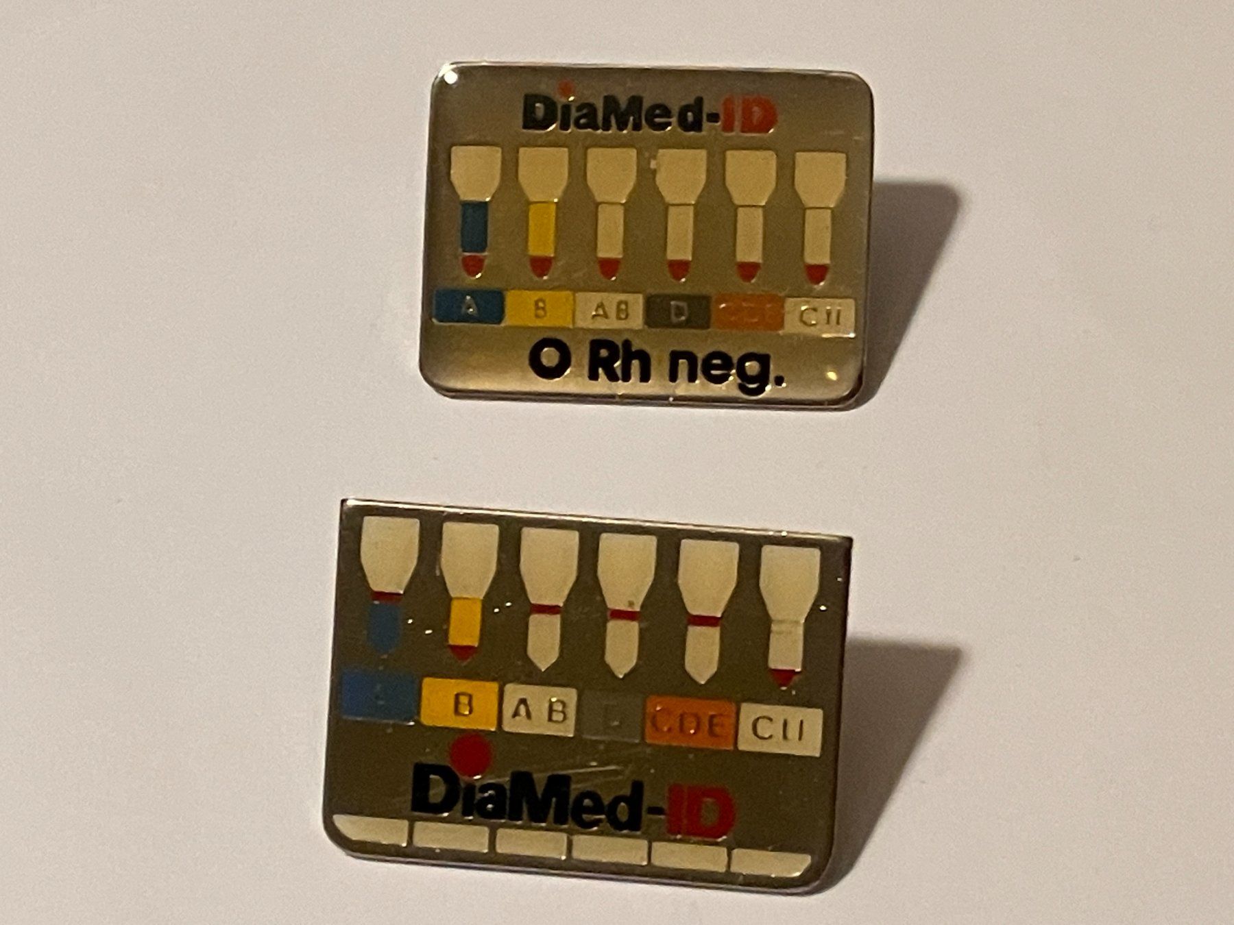 Plaquettes & Badges: 2 Pin DiaMed ID – D'occasion à Basel par djwwpp
