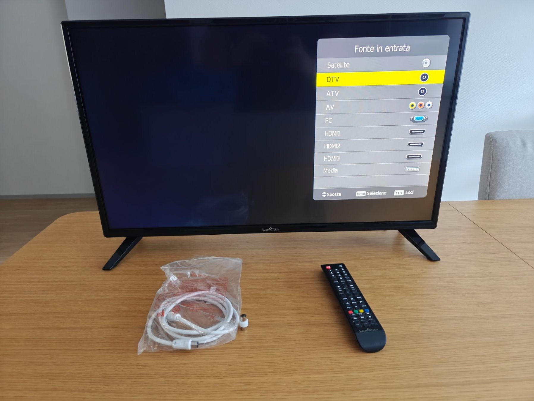 Fernseher: TV SmartTech 32'' – Gebraucht aus Adliswil von pasquale1995 1