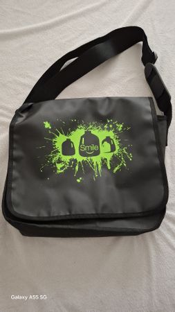 Schwarze Schultertasche, kaum benutzt, wie neu