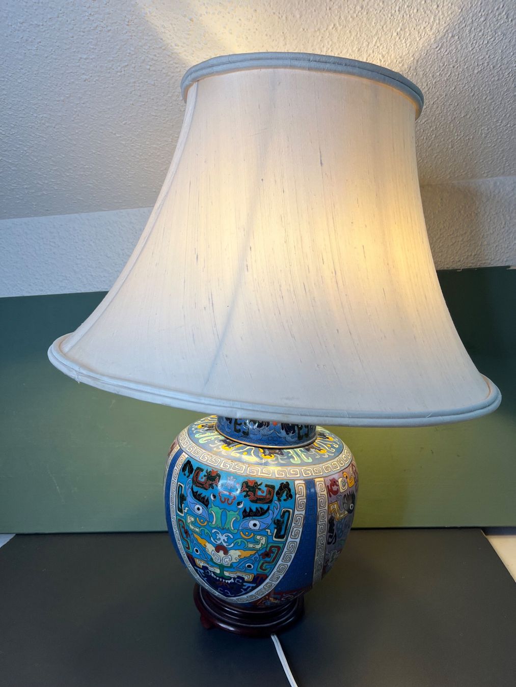 Lampade: Chinesische Cloisonné Tischlampe mit Stoffschirm – Usato da Otelfingen venduto da Yossi-68 1