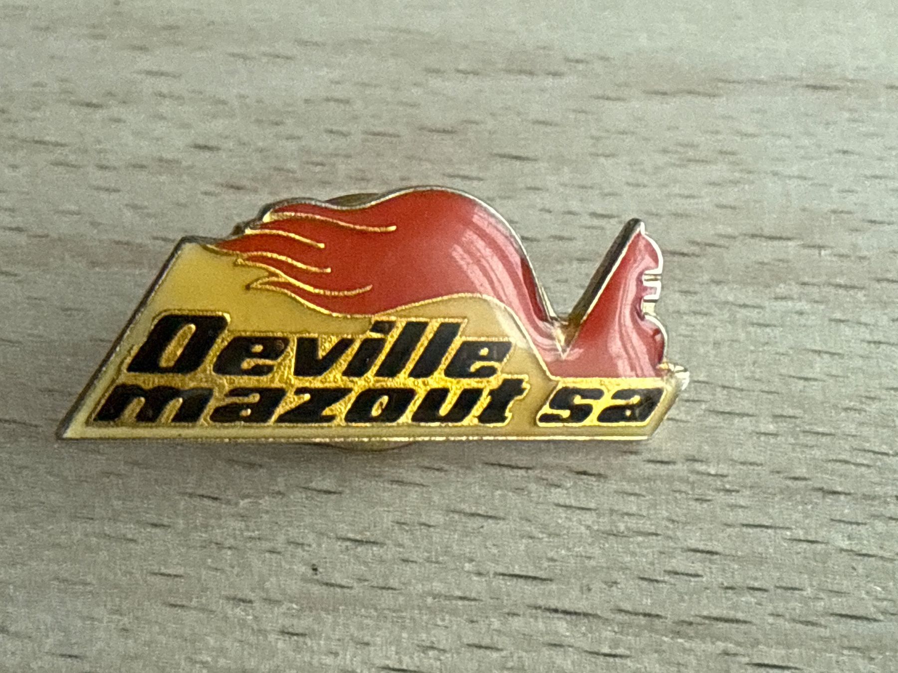 Placchette & Badge: Pin Deville Mazout SA – Usato da Glattbrugg venduto da Schweigmatt