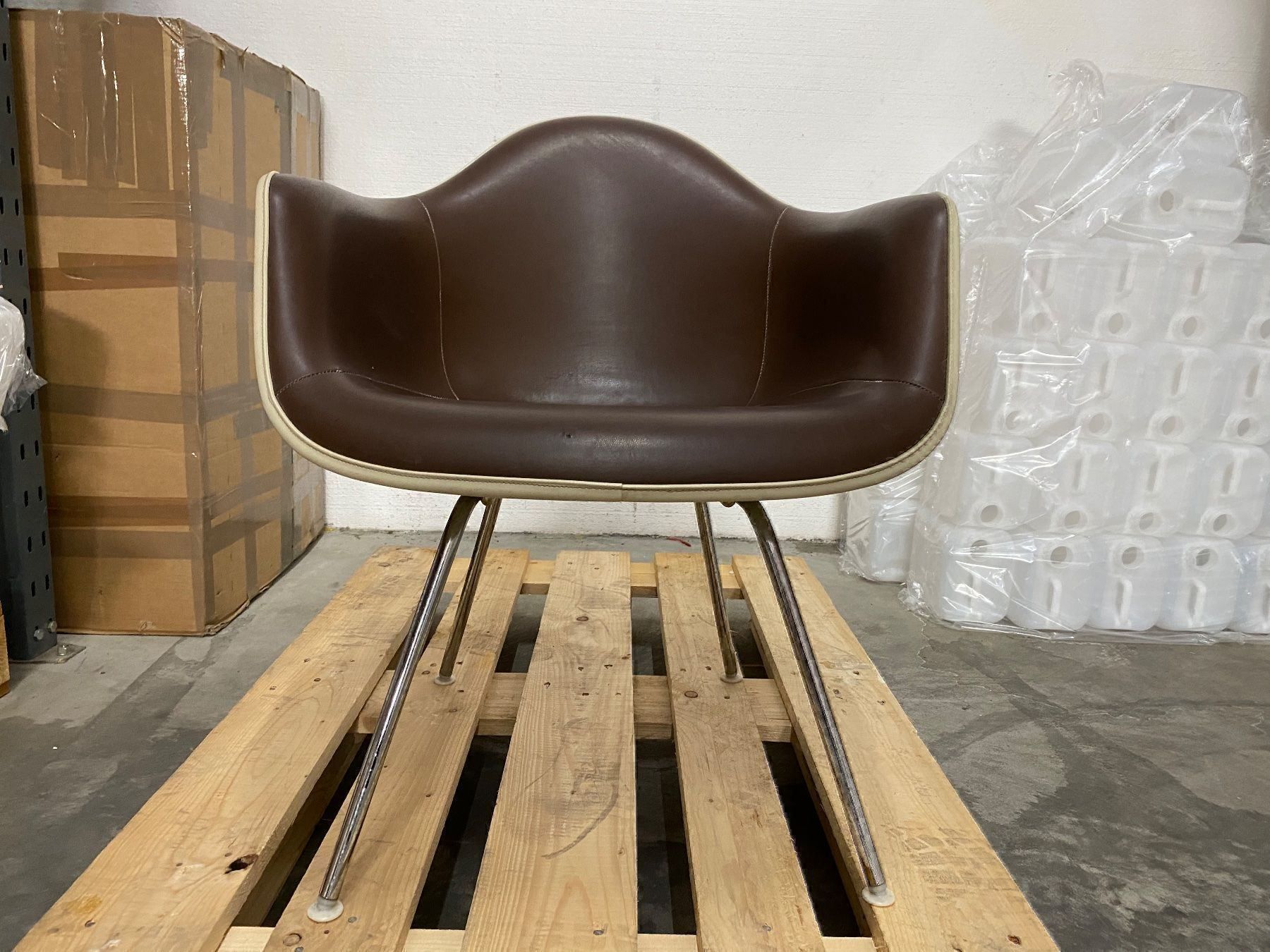 Eames Stühle: Eames Arm-Chair in Parchment / braun – Gebraucht aus Oberentfelden von Swissair72 1