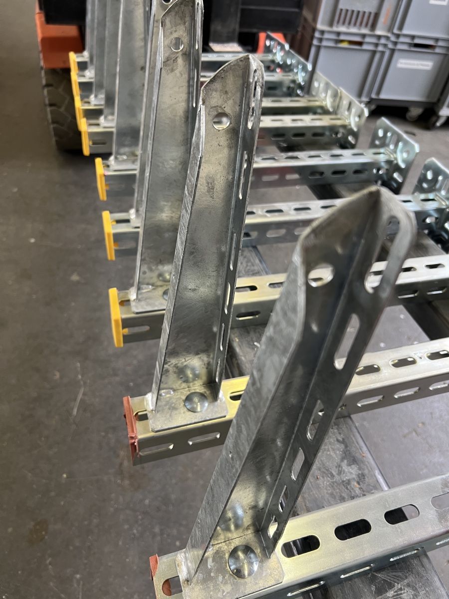 Tutti gli attrezzi: Verzinkte Konsohlen ,60cm, neuwertig,m – Usato da Mellingen venduto da Oelquelle 1