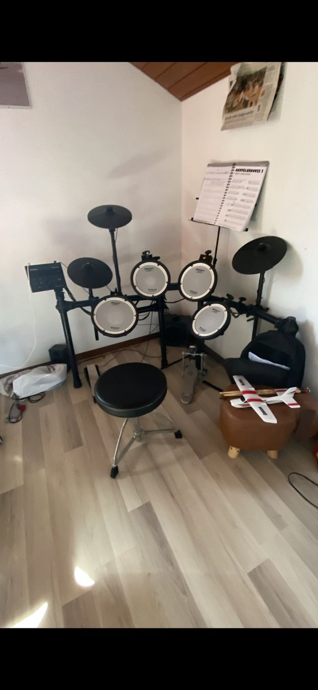 Roland Musikinstrumente: E SCHLAGZEUG ROLAND – Gebraucht aus freienbach von Cava87