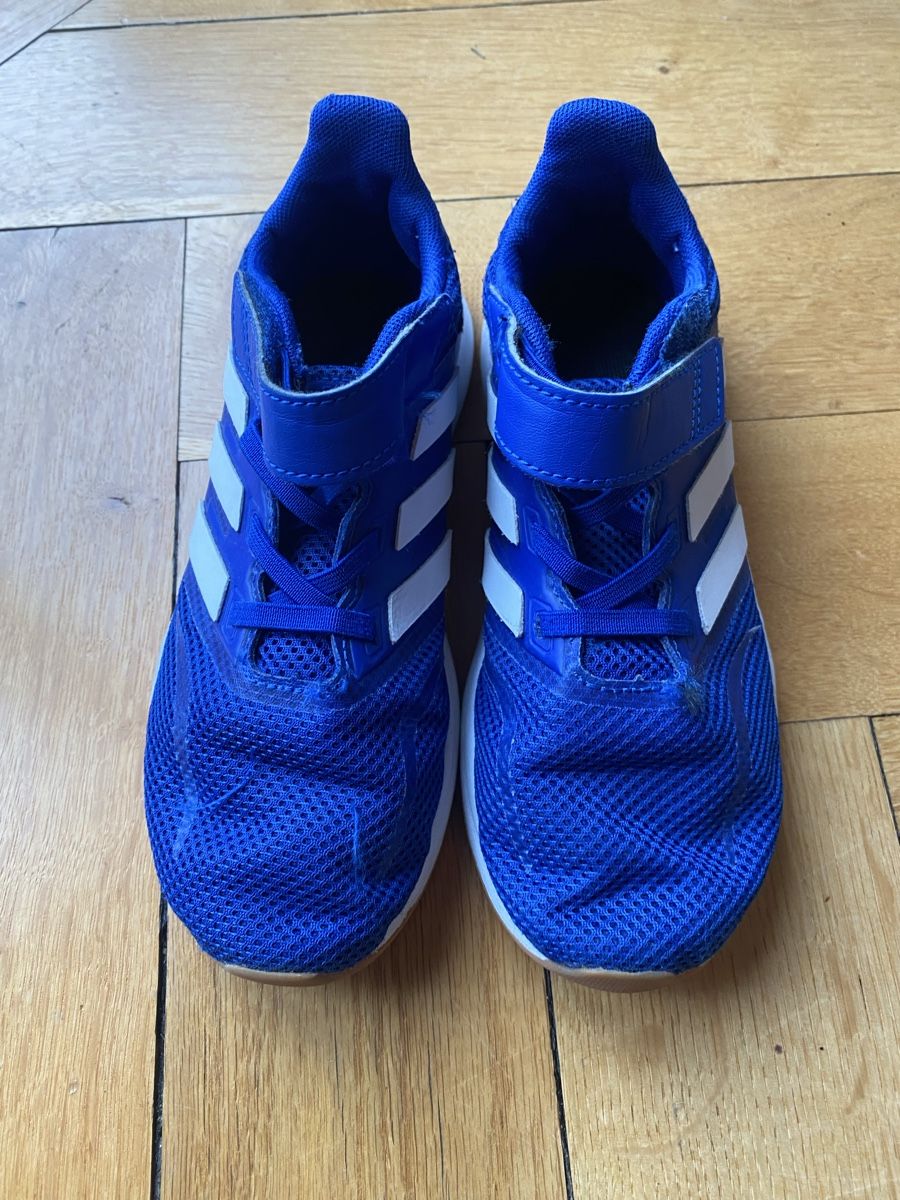 Adidas Scarpe per ragazzi: Adidas Kinder Hallenschuhe, Gr. 32 – Usato da Zürich venduto da rotschwarzkaeppchen