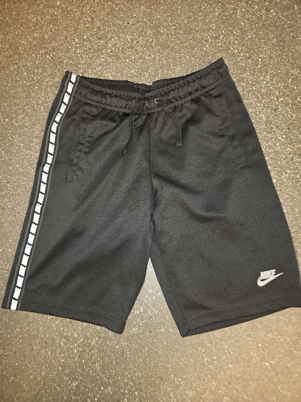 Nike Pantaloni: Nike Sporthose schwarz Grösse M  – Nuovo (secondo la descrizione) da Anwil venduto da tamoos