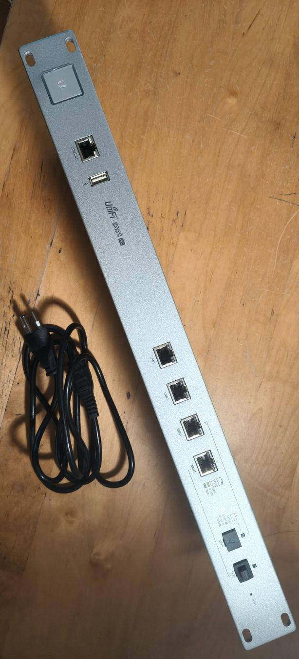 Modem & Router: Ubiquiti USG: UniFi Security Gateway Pro 4 – Usato da Winterthur venduto da kamsaf