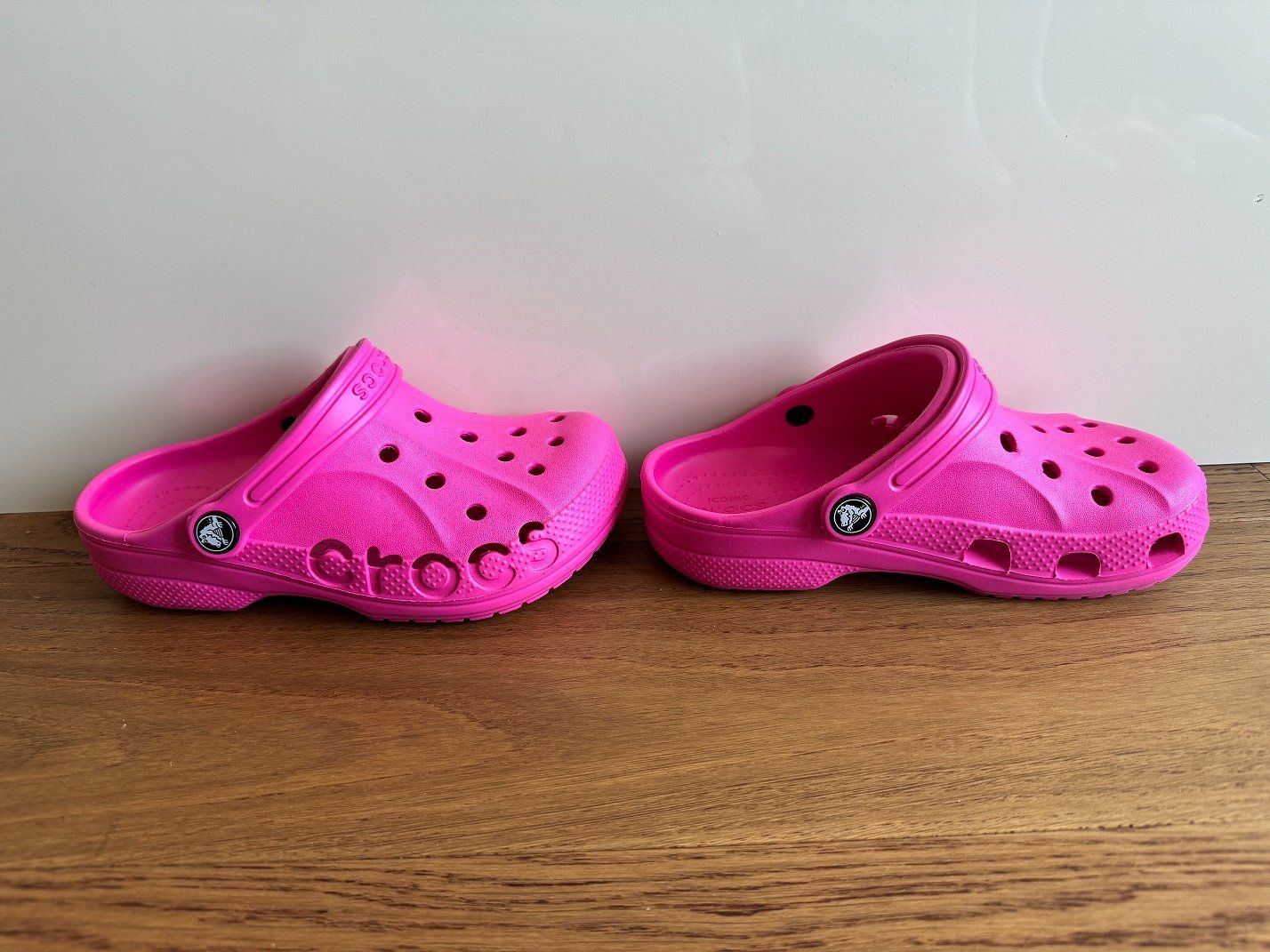 Scarpe per ragazze: Neue knallige pinke Crocs, Gr. 32-33 – Nuovo (secondo la descrizione) da Horgen venduto da Feli39 1