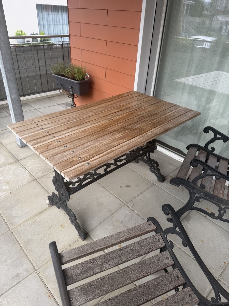 Set di tavolo e panche: Altes Gusseisen Terrassenmöbelset – Usato da Oberriet SG venduto da valentinmattle