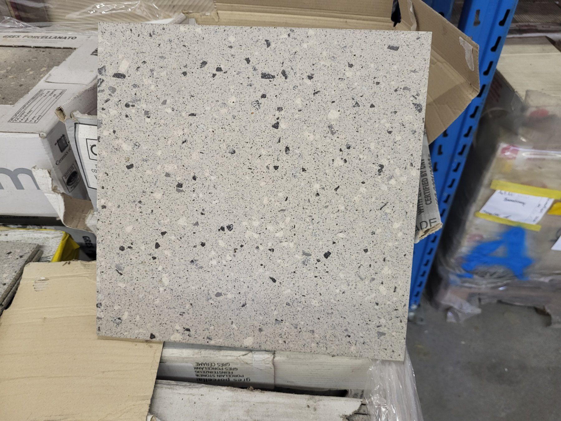 Rivestimenti per pavimenti: Bodenplatten Big Grey 30x30 cm – Nuovo e nell'imballaggio originale da Diessenhofen venduto da Osio