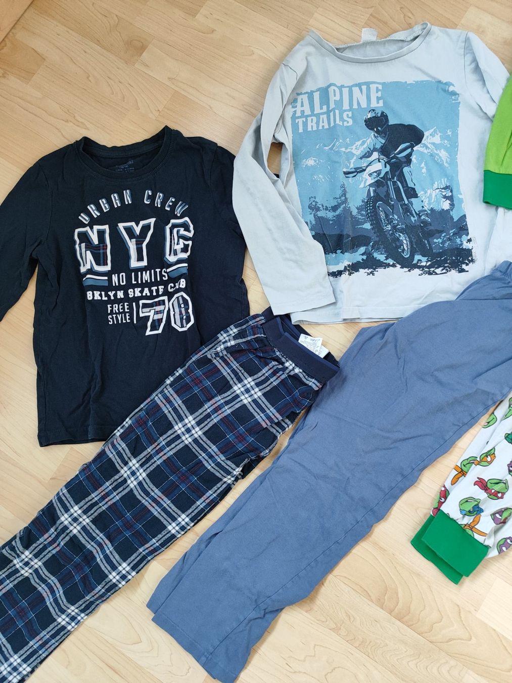Pigiama & Simili: 3 Pyjamas Gr. 128/134 – Usato da Seon venduto da Mandes1 1