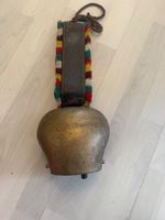 Glocke mit Lederriemen Zur Hochzeit 