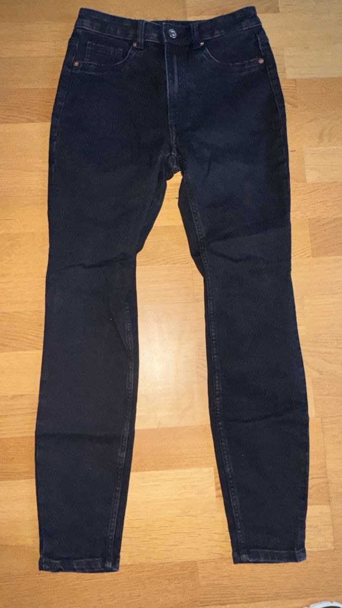 H&M Jeans: Jeans H&M, schwarz, 38 – Usato da Gümligen venduto da morticiaaddams 1