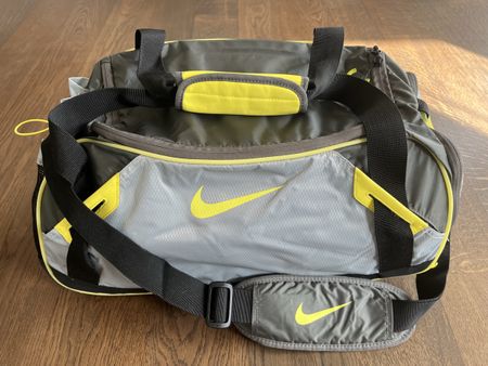 Sporttasche NIKE (grau/gelb)