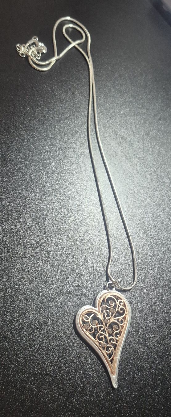 Ketten: Collana con ciondolo a cuore filigranato e strass – Neu (gemäss Beschreibung) aus Giubiasco von Stefaniav 1