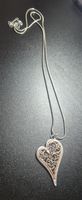 Collana con ciondolo a cuore filigranato e strass