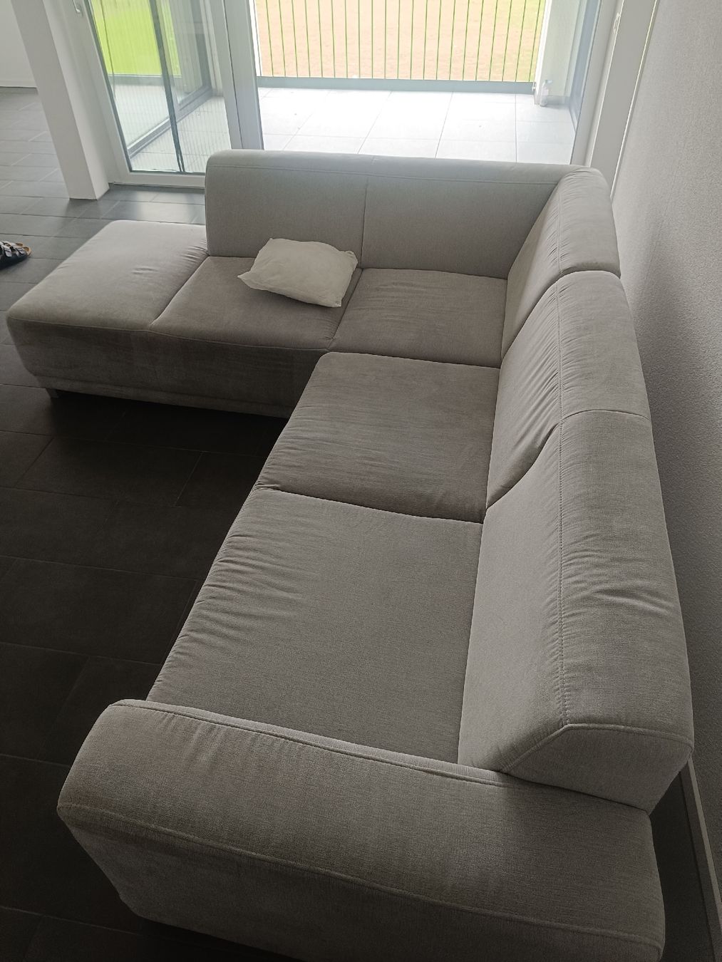 Sofas: Schöner Ecksofa / Hellgrau / Elektrische Funktion – Gebraucht aus Niederglatt ZH von KoppExp 1