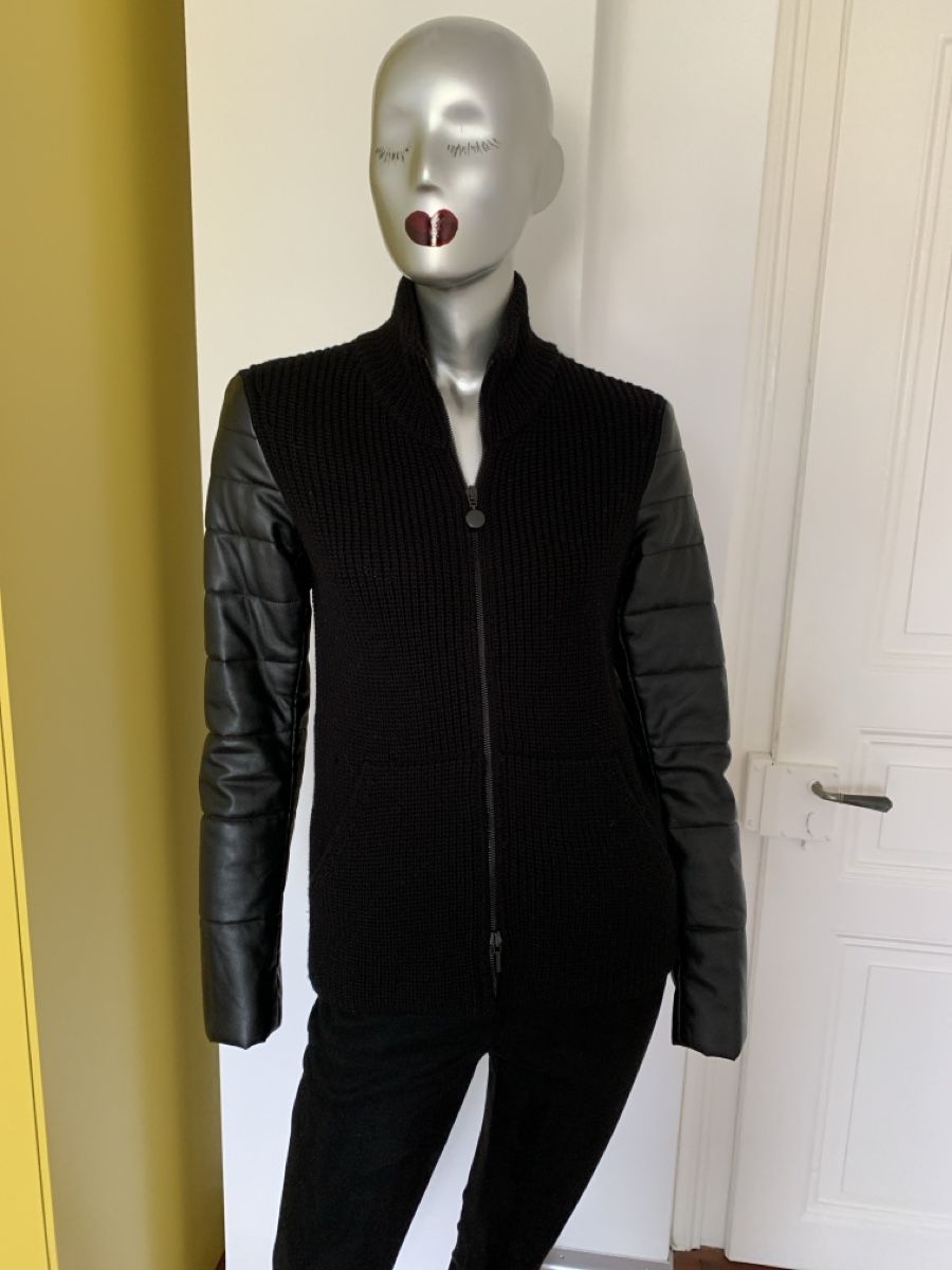 Akris Giacche: AKRIS: Lässige schwarze Strickjacke mit 'Leder'-ärmel, 36 – Usato da Luzern venduto da paulablue