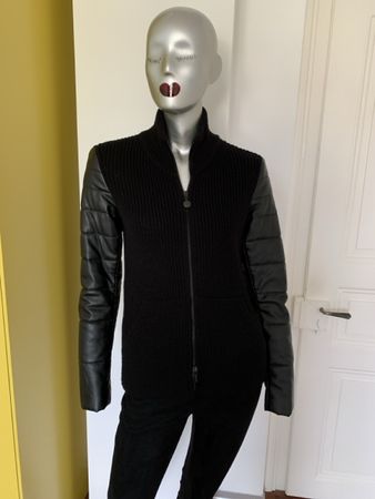 AKRIS punto: Lässige schwarze Strickjacke, 'Leder'-ärmel, 36