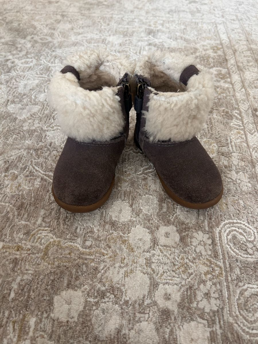 Ugg Scarpe per ragazzi: Bottes hiver bébé taille 22 marque UGG – Usato da Chêne-Bougeries venduto da Kat02 3