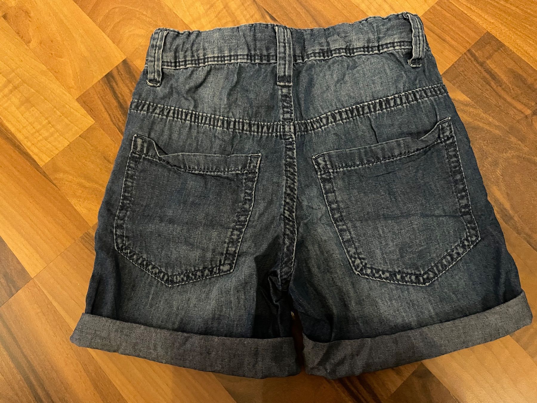 Benetton Pantaloni: Leichte Shorts von Benetton Grösse 110 – Usato da Goldswil venduto da Fisel 1