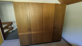 Bett mit Nachttisch und Kleiderschrank