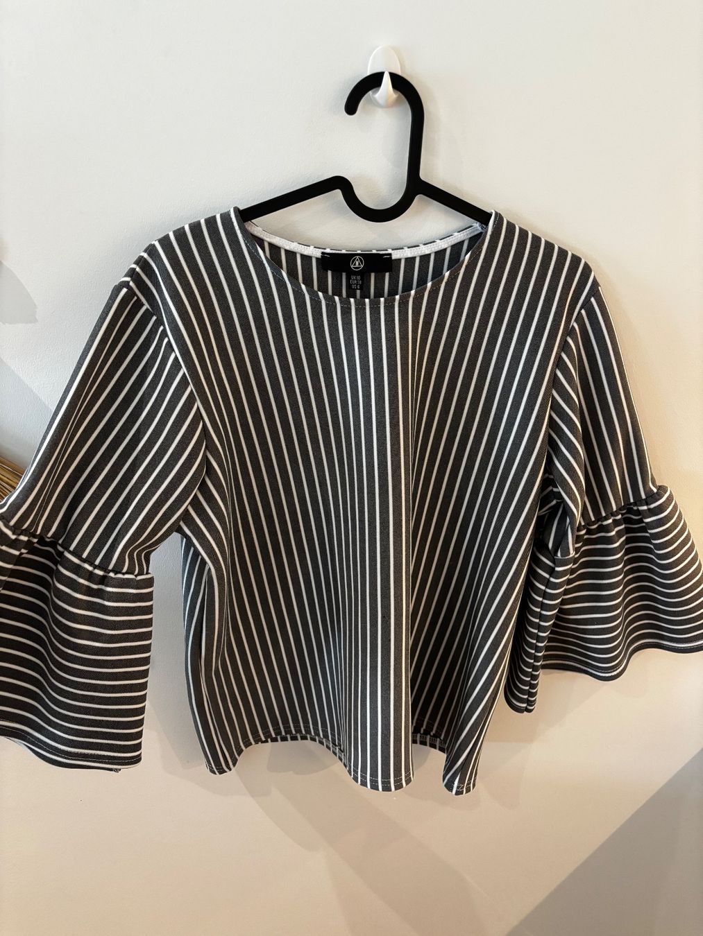 Tops: Pull à manches évasées taille M 38 – D'occasion à Bulle par lfr_gfx8
