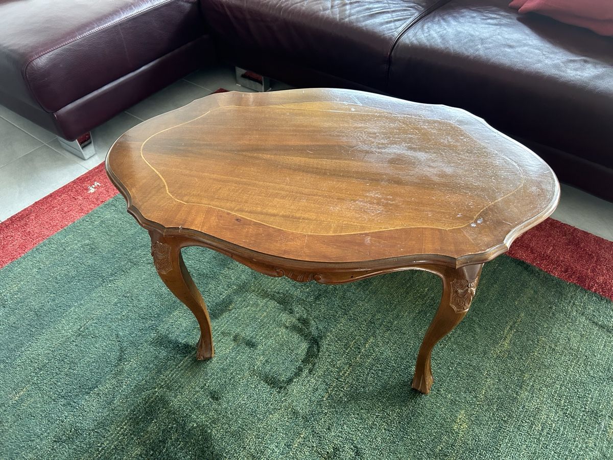 Tavoli: Alter Couchtisch aus Holz mit Schnitzereien – Usato da Lanzenhäusern venduto da vic63