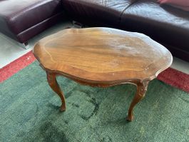 Alter Couchtisch aus Holz mit Schnitzereien