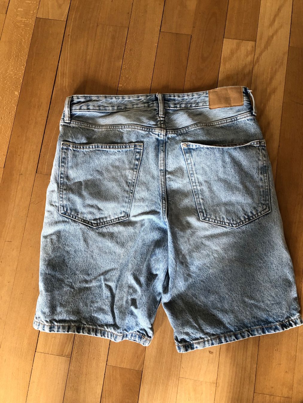 H&M Pantaloni: Kurze Jeanshose Grösse 32 – Usato da Hinwil venduto da dadalina76 2