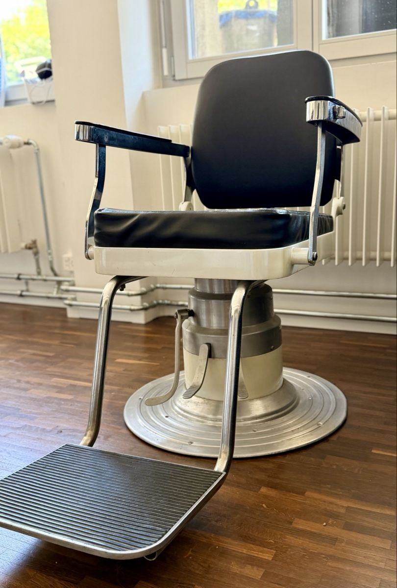 Sessel: Vintage Coiffeurstuhl / Barberstuhl – Gebraucht aus Biel/Bienne von domperpignan