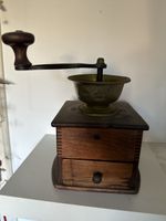 Moulin à café ancien en bois et laiton
