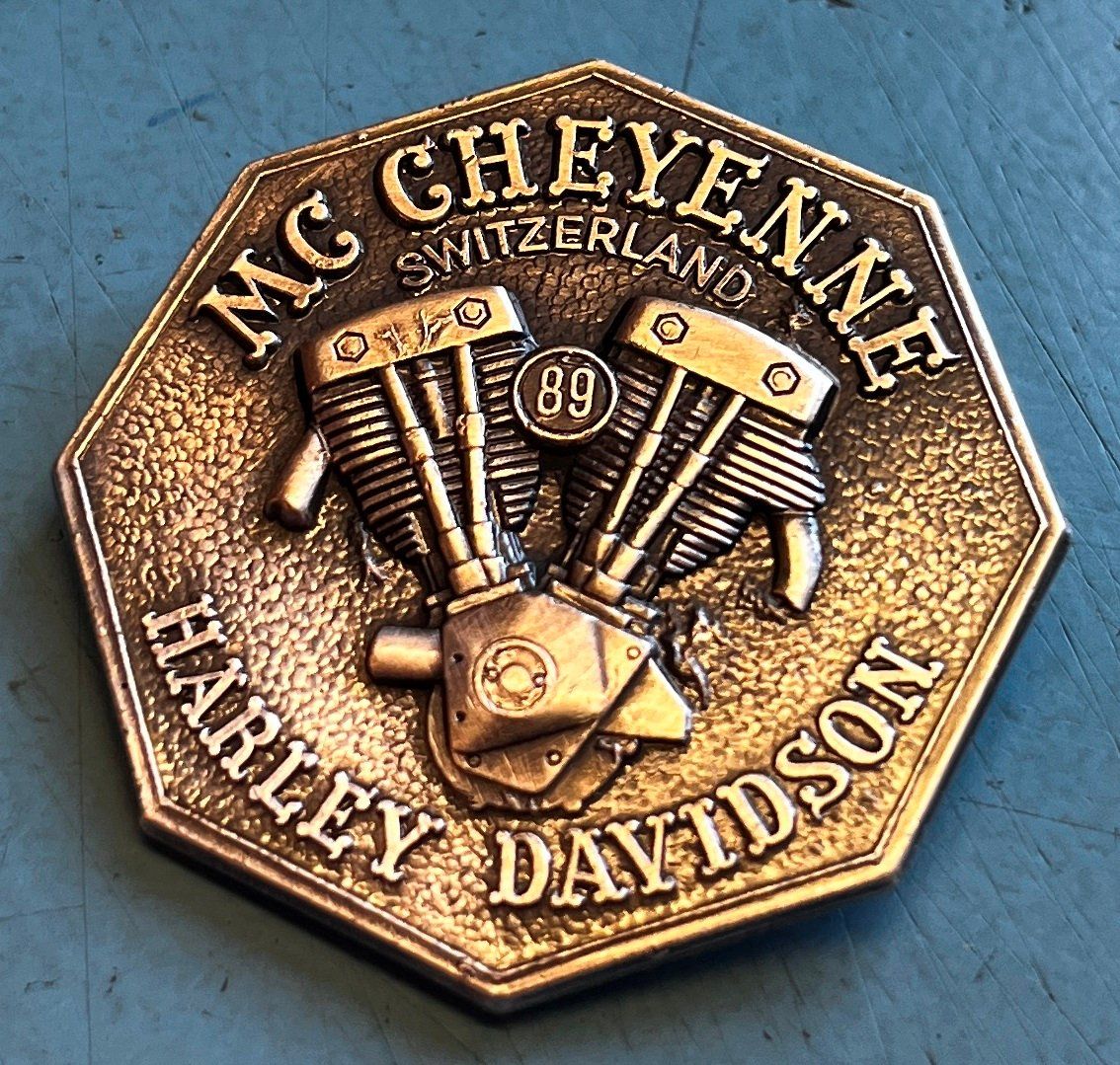 Harley-Davidson Placchette & Badge: MC CHEYENNE Switzerland,  Harley Davidson – Usato da Obernau venduto da Wgnom