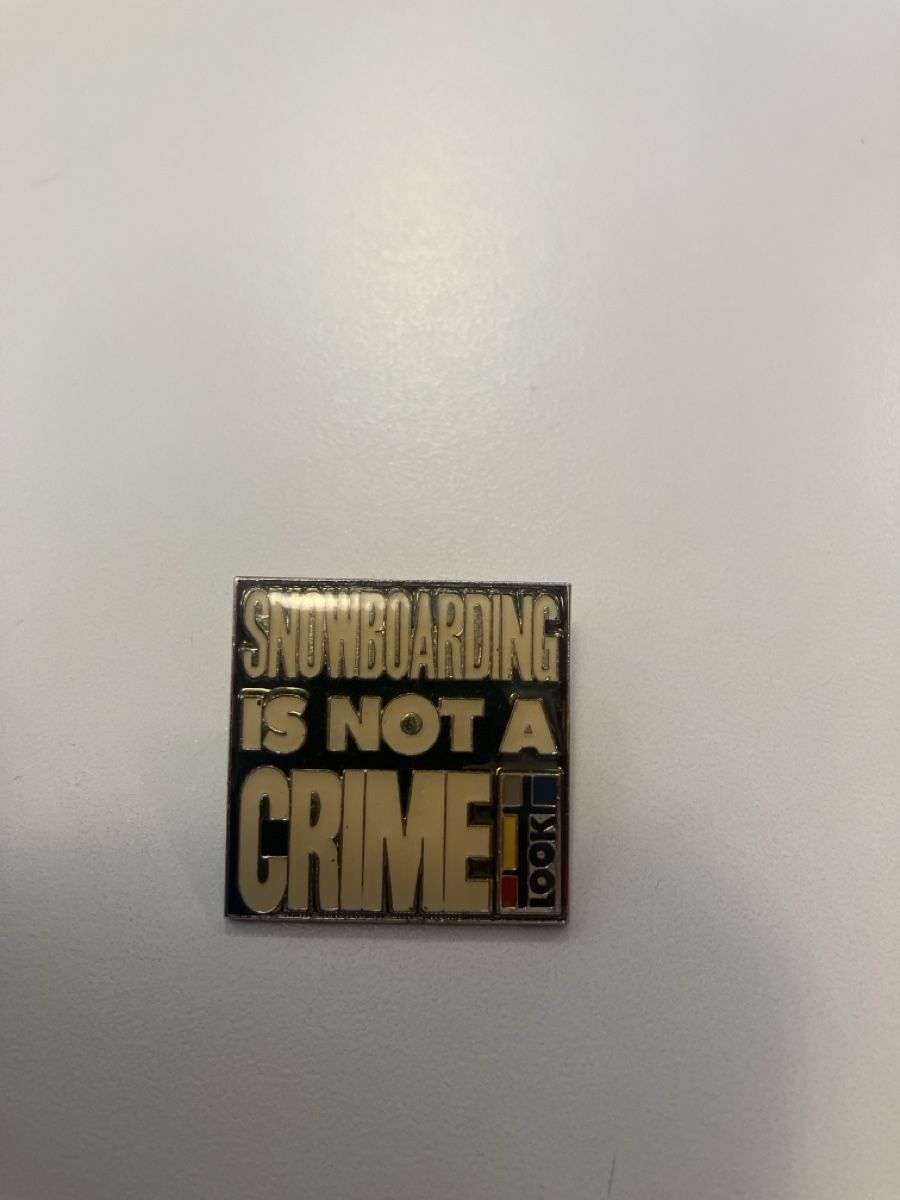 Placchette & Badge: Pin Snowboarding is not a Crime – Usato da Eschlikon TG venduto da Urs.knopf