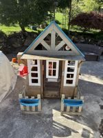 Spielhaus aus Holz mit Dach und Blumenkasten gebraucht