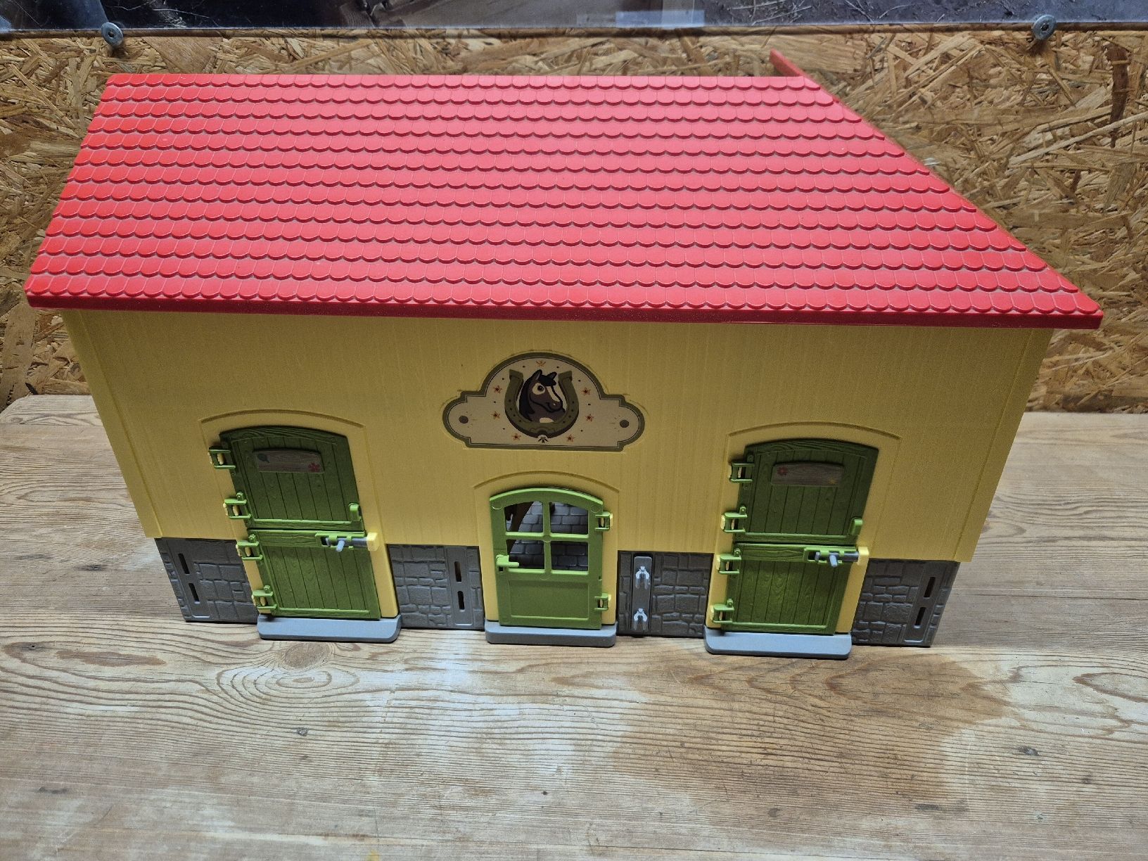 Schleich Giocattoli: Schleich Pferde Stall inkl 3 Pferden – Usato da Meggen venduto da Orrinka20 3