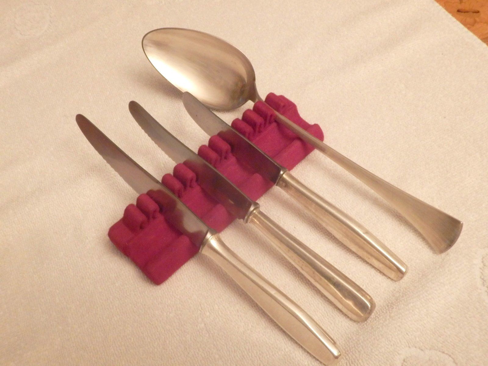 Küchenmesser: 3 Menümesser versilbert / Stahl, und 1 Servierlöffel 26cm, – Gebraucht aus Ueberstorf von dinbau