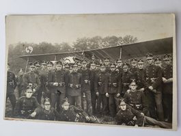 Historische Aufnahme Militär mit Flugzeug, R21