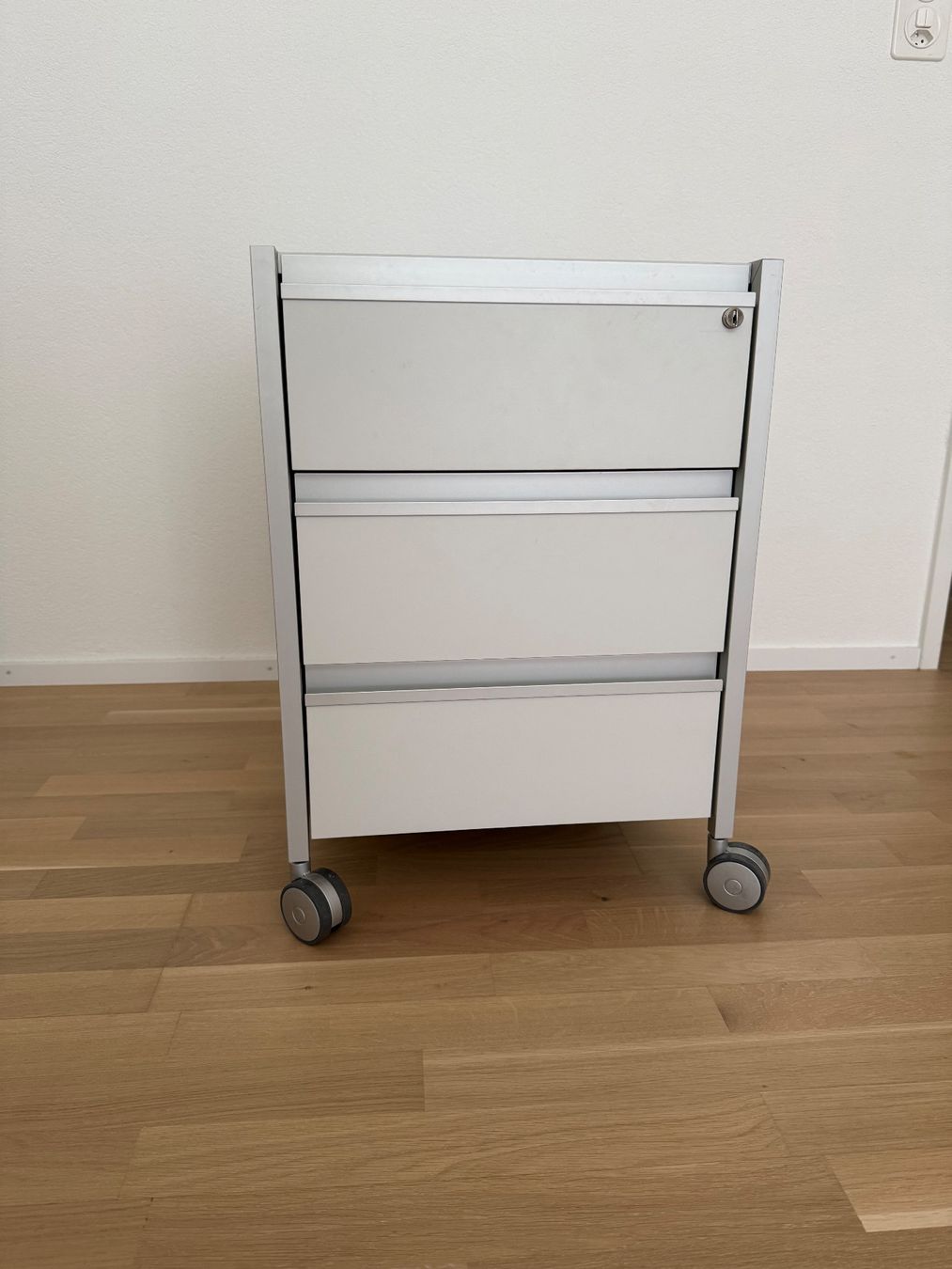 Korpus: Rollcontainer mit 3 Schubladen und Schloss – Gebraucht aus Unterentfelden von kangaroo90