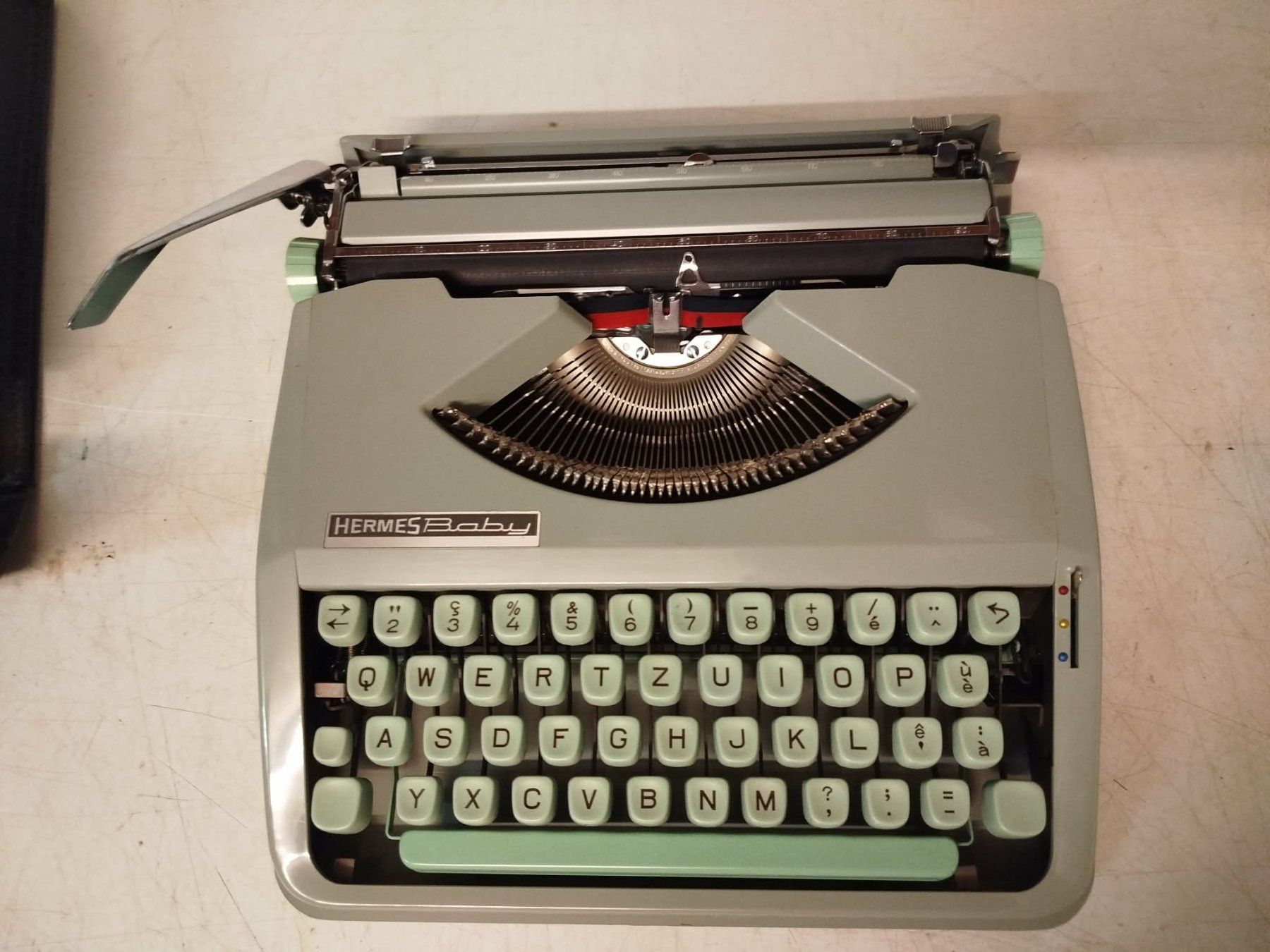 Hermès Macchine da scrivere: Machine à écrire HERMES Baby – Usato da La Chaux-de-Fonds venduto da Emmaus2300CDF 2