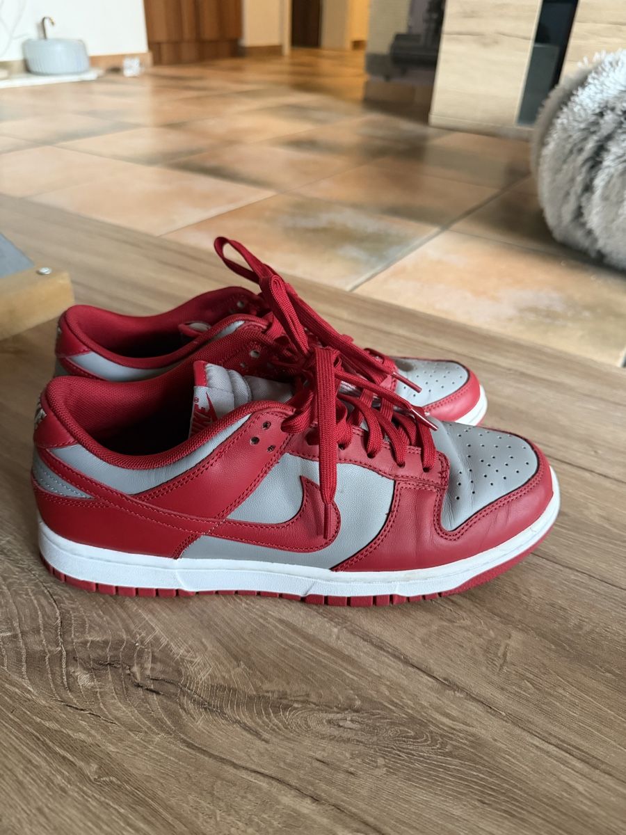 Nike Herrenschuhe: Nike Dunk Low, Grösse 42.5, Rot/Grau, Top Zustand – Gebraucht aus Intschi von sam_t5kc